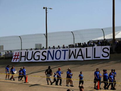 Un encuentro de familiares en la frontera entre Ciudad Ju&aacute;rez y El Paso, el pasado s&aacute;bado, bajo una pancarta que reza: &quot;Abrazos, no muros&quot;