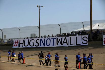 Un encuentro de familiares en la frontera entre Ciudad Juárez y El Paso, el pasado sábado, bajo una pancarta que reza: "Abrazos, no muros"