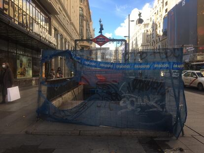 Una de las bocas del metro Gran Vía, estación cerrada por obras.