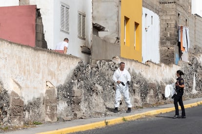 Agentes policiales registran el inmueble donde sucedieron los hechos.