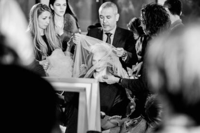 Un modelo en el backstage de Elie Saab antes de desfilar en el Teatro Nacional de Chaillot, 22 de enero de 2014 en Pars, Francia.