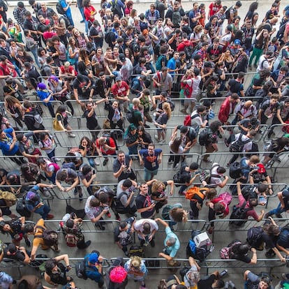 Público faz longa fila de espera para entrar na CCXP.