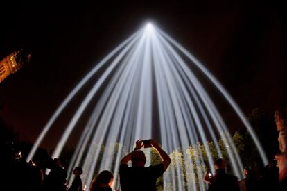 Una instalación titulada "Spectra" del artista Ryoji Ikeda ilumina la noche londinense en Victoria Tower Gardens durante los actos conmemorativos de la entrada de Gran Bretaña en la Primera Guerra Mundial. 6 de agosto de 2014.