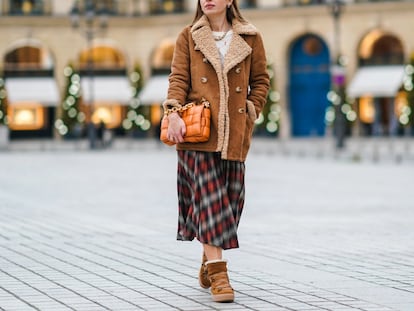 Las botas forradas de borreguito se pueden lucir con estilo combinadas con faldas o vestidos. GETTY IMAGES