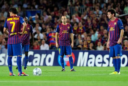 Varios jugadores del Barça, con gesto sombrío tras el tempranero gol del Milan.