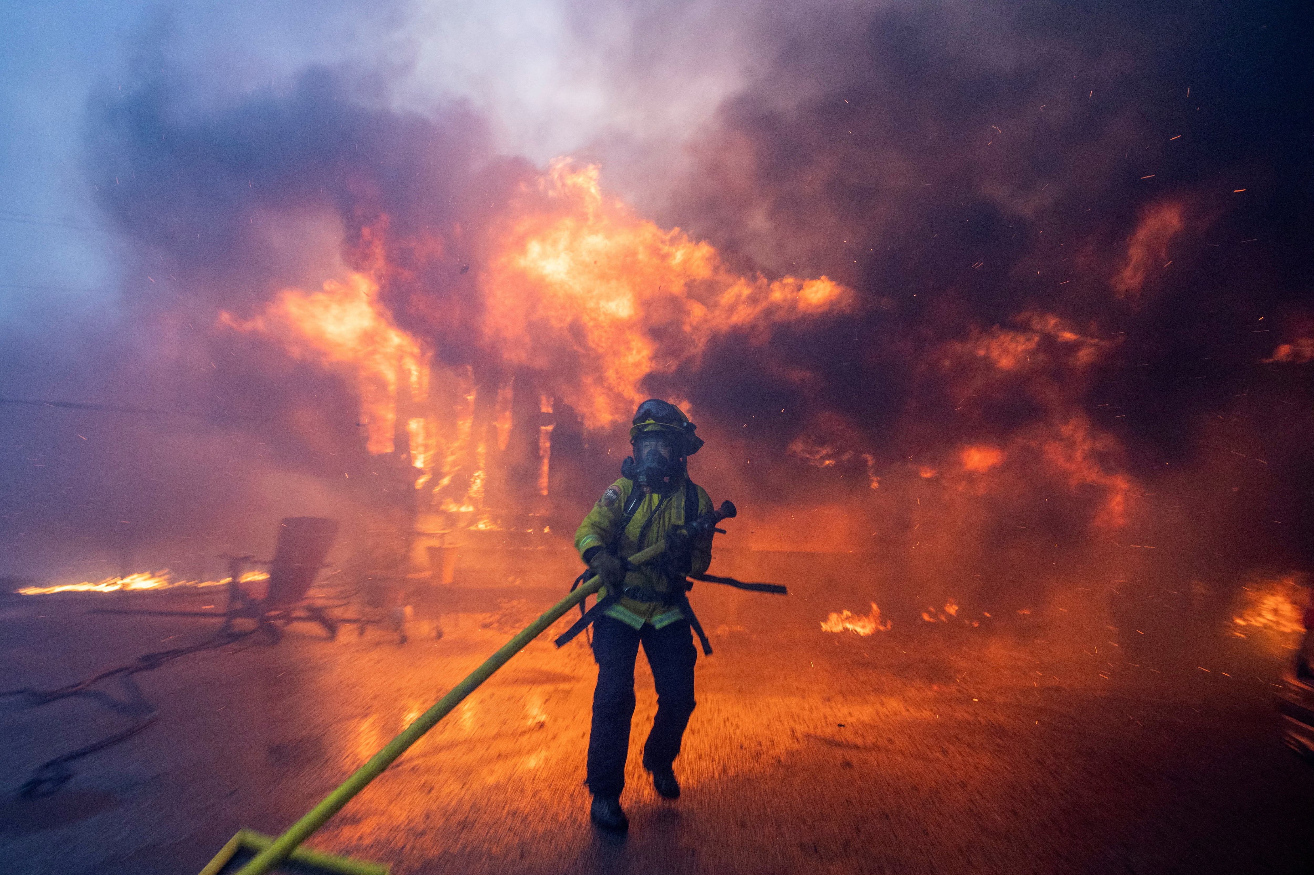 Incendios en California, en vivo | Los bomberos batallan las llamas con un suministro de agua en mínimos e intermitente