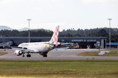 Un avión de Volotea despega en el aeropuerto de Asturias.