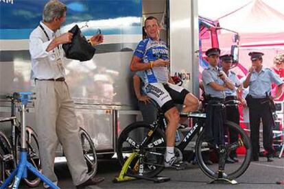 El senador estadounidense John Kerry anima a Armstrong antes de la etapa.