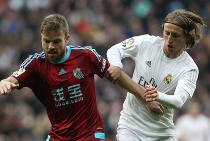 Illarra (i) y Modric pelean por la pelota.