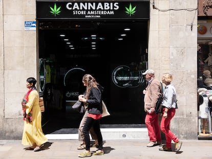 Fachada de una tienda de cannabis de Barcelona.