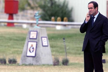 El ministro de Defensa, José Bono, habla por teléfono móvil en la base de Torrejón de Ardoz (Madrid) momentos antes de partir para Afganistán, donde acude con un equipo de investigación en accidentes aéreos, expertos en identificación y jurídicos militares para tramitar la identificación y repatriación de los 17 militares fallecidos. Bono no ha descartado que la caída del helicóptero se deba a un ataque.