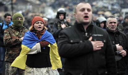 La Rada Suprema (Parlamento) de Ucrania eligió al diputado opositor Alexandr Turchínov como presidente de la Cámara. En la imangen, unos opositores cantan el himno nacional de Ucrania en la plaza de la Independencia de Kiev, 22 de febrero de 2014.