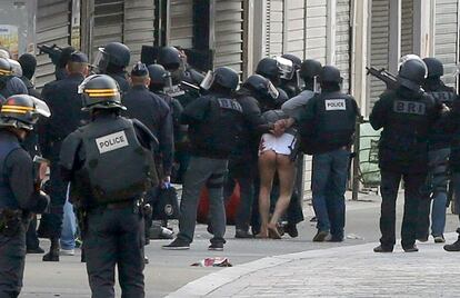 Un hombre es arrestado por la policía francesa en el barrio de Saint Denis, durante la operación contra el terrorismo.