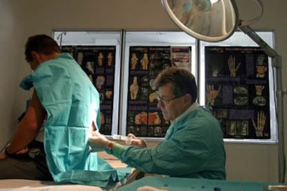 Un médico pone una inyección a un paciente en la Unidad del Dolor del hospital Ramón y Cajal de Madrid.
