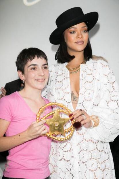 La diseñadora Marine Serre con la cantante Rihanna con el premio otorgado por LVMH.