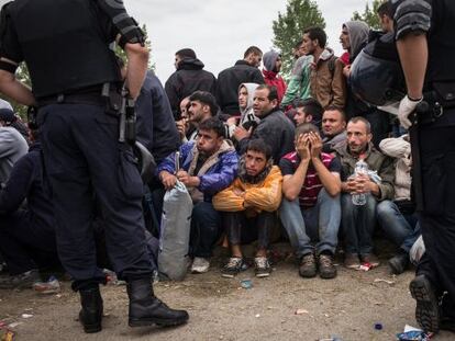 Policia cerca refugiados na Croácia.