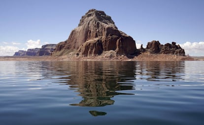 La ciudad más cercana al lago Powell es Page, en Arizona. Le da nombre el mayor Powell, quien junto con un grupo de hombres fue el primero en descender por el mítico río Colorado hasta llegar al océano Pacífico.