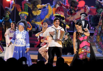 Totó La Momposina, Celso Pina y Lila Downs durante la 13ª entrega de los Grammy Latino en Las Vegas, en el año 2012.