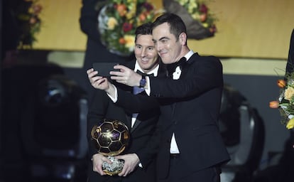 James Nesbitt, el presentador de la gala del Balón de Oro, se saca una foto con Leo Messi.