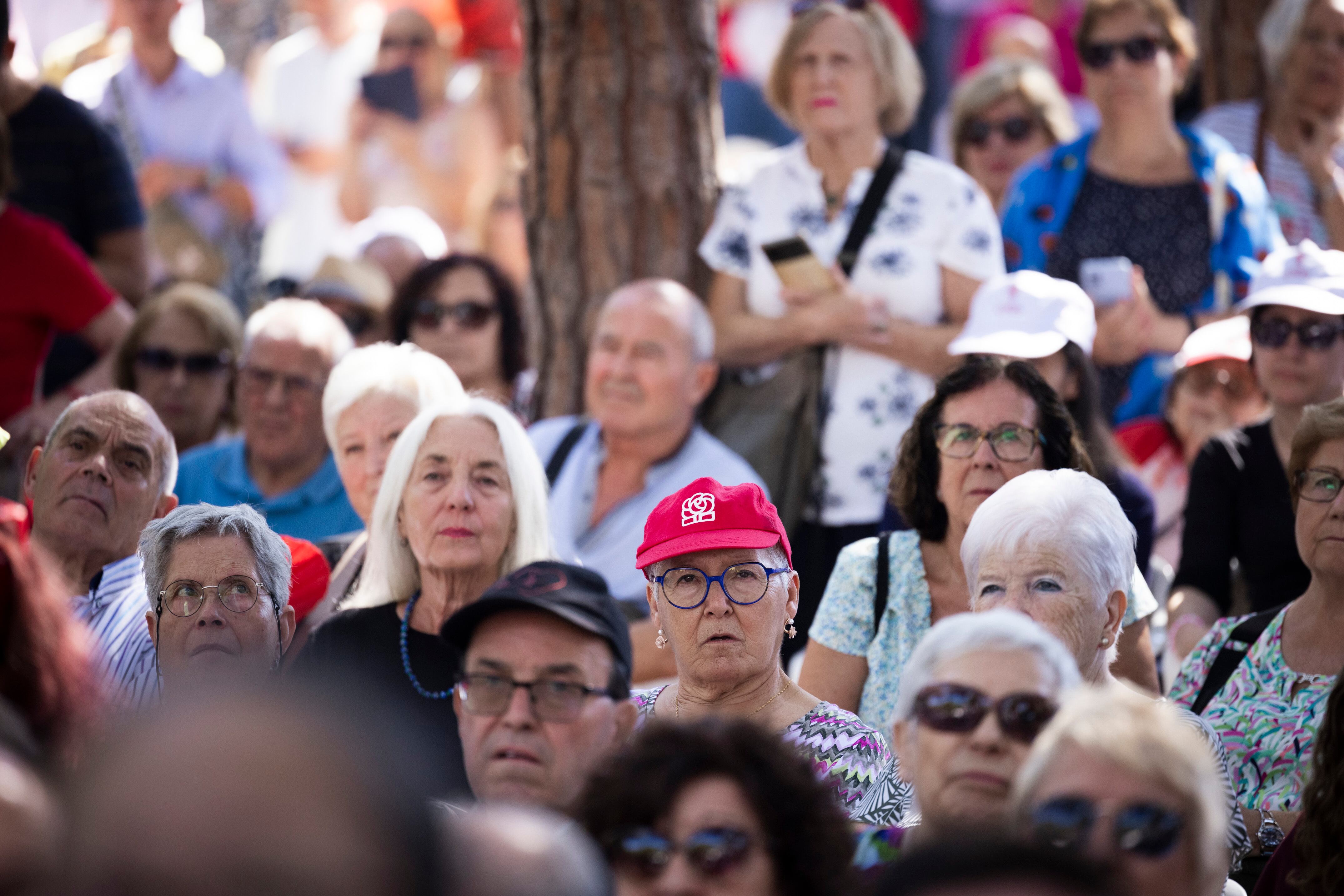 Asistentes a la Fiesta de la Rosa del PSC en Gavà, Barcelona, este domingo.