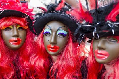 Varias personas participan en la primera jornada del Carnaval de Gersau en Suiza.