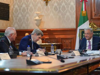 El embajador de EEUU, Ken Salazar, junto con el enviado de la Casa Blanca, John Kerry, en una reunión en marzo con el presidente López Obrador.