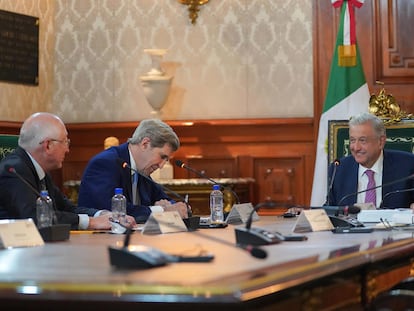 El embajador de EEUU, Ken Salazar, junto con el enviado de la Casa Blanca, John Kerry, en una reunión en marzo con el presidente López Obrador.