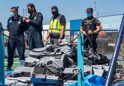 La Policía muestra los fardos con los 1.000 kilos de cocaína incautados en un velero apresado en las inmediaciones de las Azores.
