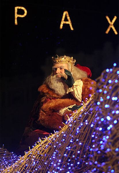 El rey Gaspar, a su paso por la calle de Alcalá durante la cabalgata.