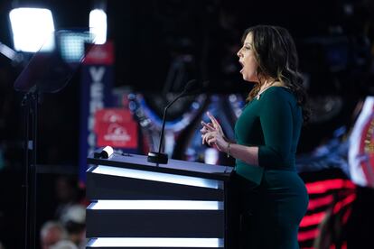 Elise Stefanik durante su discurso del 16 de julio en Milwaukee.