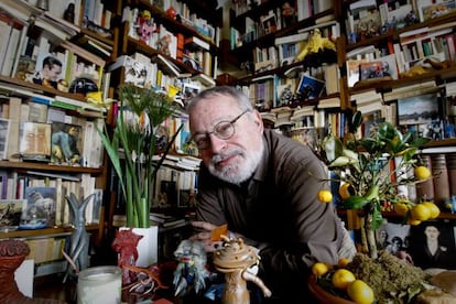 El filósofo y novelista Fernando Savater, en su casa de Madrid.