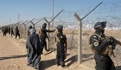 Fuerzas especiales iraqu&iacute; vigilan el Camp Ashraf, asentamiento de los milicianos iranies exiliados, en la provincia de Diyala (Irak).