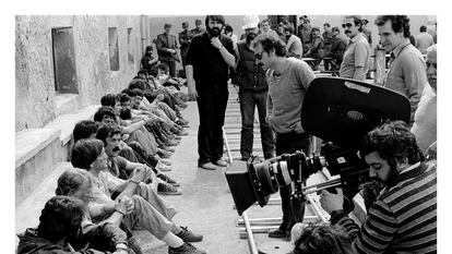 Rodaje en 1981 de 'La fuga de Segovia'. A la derecha, de pie, el director de fotografía Javier Aguirresarobe. En la cámara, el director Imanol Uribe.