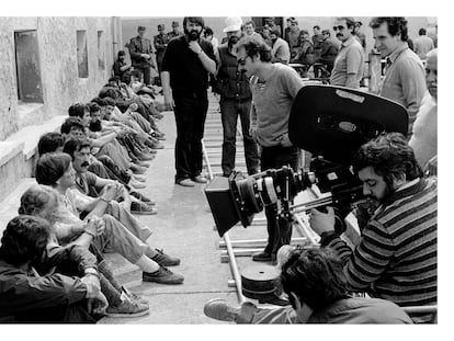 Rodaje en 1981 de 'La fuga de Segovia'. A la derecha, de pie, el director de fotografía Javier Aguirresarobe. En la cámara, el director Imanol Uribe.