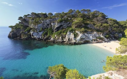 Vista de cala Macarelleta, en Menorca.