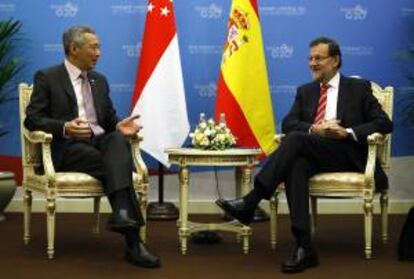 El presidente del Gobierno español, Mariano Rajoy (d), junto al primer ministro de Singapur, Lee Hsien Loong, durante la reunión que ambos han mantenido hoy en San Petersburgo, en el marco de la cumbre del G20.