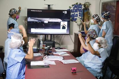 Doctores celebran la llegada de vacunas contra el Coronavirus