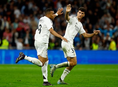 Kylian Mbappé celebra su gol con Jacobo Ramón este miércoles.