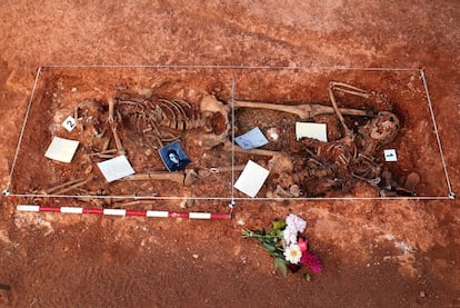 Exhumación de cuatro cadáveres de la Guerra Civil hallados en dos fosas en una cuneta cerca de Riva de Escalote (Soria) en 2019.