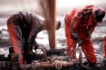 Operarios en un pozo de petróleo en Kuwait.