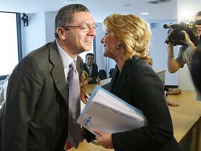 Alberto Ruiz-Gallardón y Esperanza Aguirre se saludan ayer en la sede del PP en la calle de Génova.