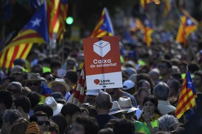 Un manifestante porta un cartel con una urna durante la manifestación.