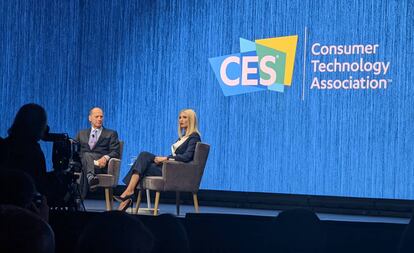 El CEO de la CTA, Gary Shapiro, y la hija y asesora del presidente de EE UU, Donald Trump.