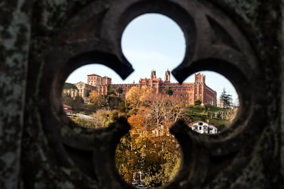 Vista general de la antigua Universidad Pontificia de Comillas, construida en 1890.