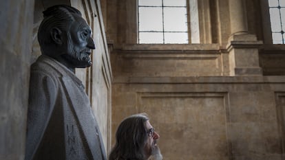 El escritor Luis García Jambrina, delante del busto de Unamuno esculpido por Victorio Macho, en el palacio de Anaya, actual Facultad de Filología donde el propio autor imparte clase en la actualidad.