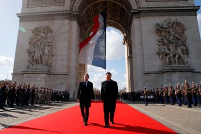 El presidente francés Emmanuel Macron y su homólogo chino, Xi Jinping, asisten a una ceremonia en el Arco de Triunfo en París.