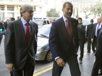 El Príncipe de Asturias, junto al embajador español en Argentina, Román Oyarzún, a su llegada a Buenos Aires.