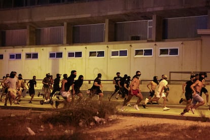 Un grupo de personas huye de la policía en Torre Pacheco, este lunes.