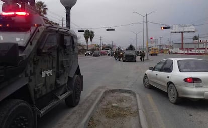 Un convoy militar avanza por Reynosa.