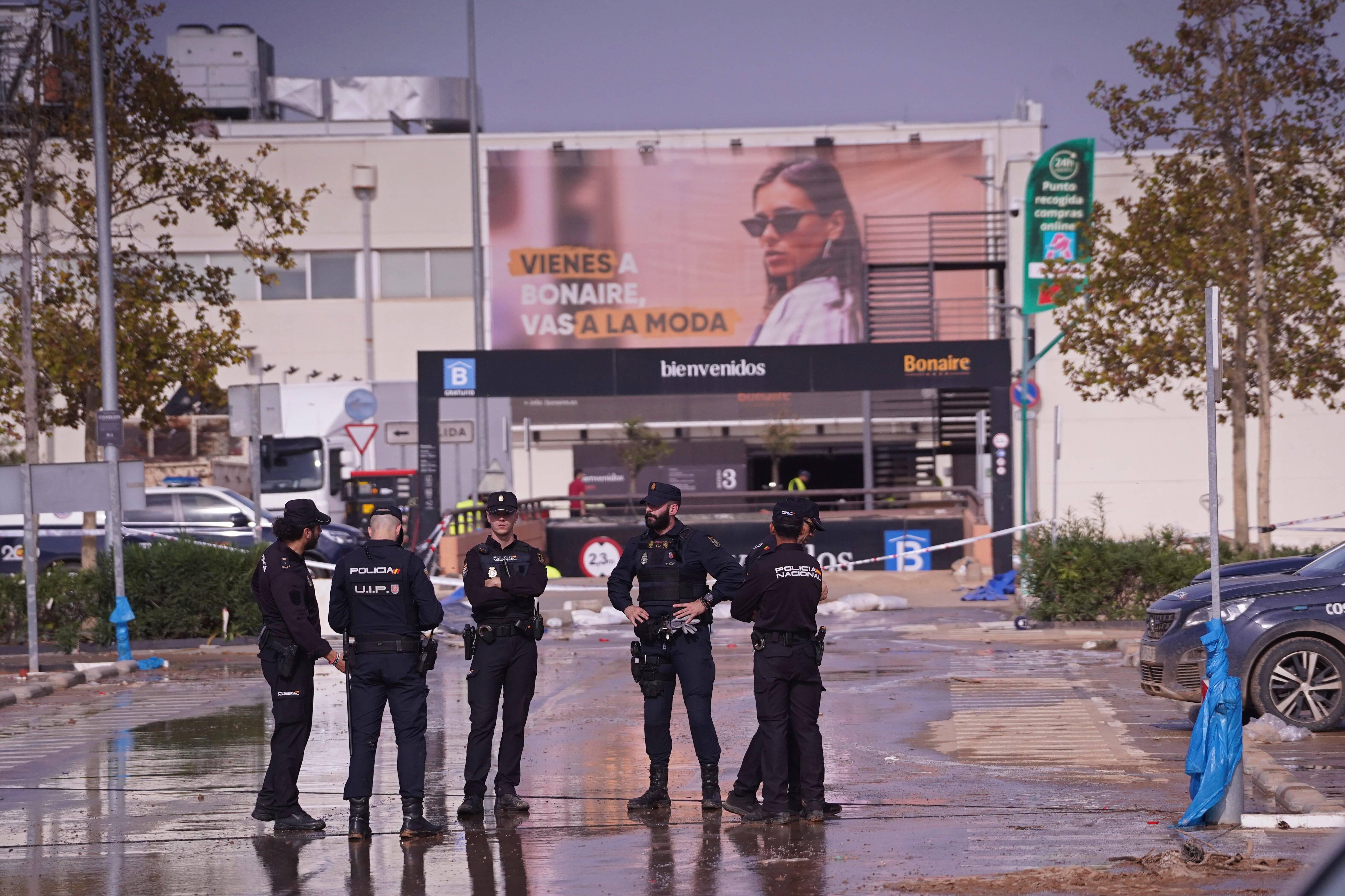 Última hora de la dana, en directo | La policía no encuentra muertos en el aparcamiento de Bonaire tras revisar el 99% de las instalaciones